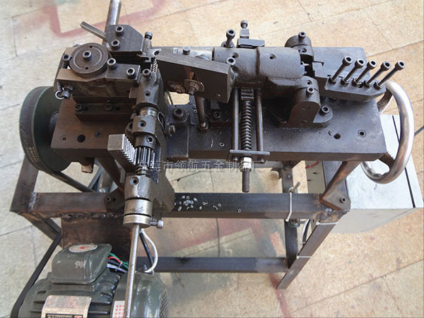 Dongguan hardware jewelry weaving mother chain machinery